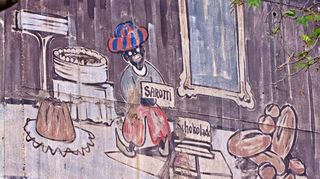 Die Abbildung des „Sarotti-Mohren“ auf der Fassade des Rohrlachbunkers in Ludwigshafen stößt auf Kritik. Ein Antrag der Freien Linken im Ortsbeirat Nördliche Innenstadt fordert die Übermalung.