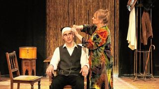 Burak Ertan als Trepljew und Tinka Hartung als Arkadina.