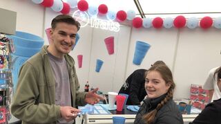 Emma Lautenschläger (r.) interessiert sich für das Kühl-Becher-Set von Felix Kruse und seinen WG-Kumpels.