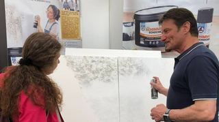 Dem Stockfleckenbefall den Kampf angesagt: Peter Richter (r.) stellt den „Schimmel-Schock“ vor.