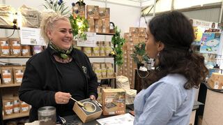 Claudi Eckert (l.) zeigt, wie der „Vapo Wesp“ mit Hilfe von verbranntem Kaffee wirkt.