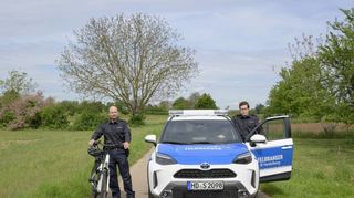 In Handschuhsheim gehen jetzt Feldranger auf Streife: Wolfgang Schröder (l.) mit dem Fahrrad, Justus Düssel mit dem Auto.