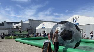 Auf dem Aktionsfeld geht es sportlich zu: Thomas Löper von der Firma Fun Promotion, die die Module hinter den Hallen 36 bis 39 zur Verfügung stellt, kümmert sich um das Laufball-Spielfeld, im Hintergrund klettern die Kinder im Hochseilgarten.