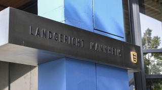 Drei Angeklagte stehen wegen möglicher Marktmanipulation mit Billig-Aktien („Pennystocks“) vor dem Mannheimer Landgericht.
