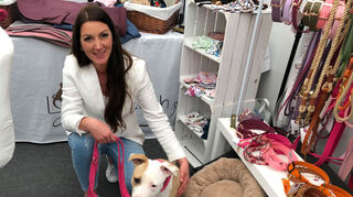Ihr Kreationen sorgen vor allem am anderen Ende der Leine für Freude: „Lovely Leash“-Designerin Verena Tempel mit Mischlingshündin Luise.