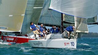 „Morning Glory“: Hasso Plattner (2.v.l., stehend mit Sonnenbrille) 2005 bei einer Segelregatta vor Key West im US-Bundesstaat Florida.