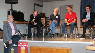 Bei der Podiumsdiskussion mit Moderator Michael Aberle (stehend) waren Volker Ochs (v. l.), Karl Klemm, Michael Peitsmeier und Marius Gunkel dabei.