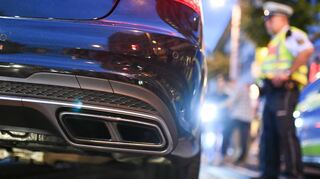 Mit ihren oftmals getunten Fahrzeugen fahren Auto-Poser vor allem abends durch die Innenstadt und zeigen lautstark, was ihr Wagen drauf hat.