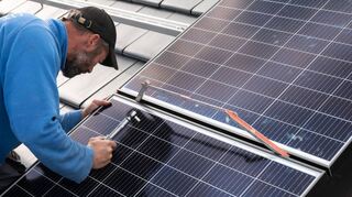 Chance, aber auch Herausforderung für das Elektrohandwerk: die Montage von Solarzellen und alle Installationen zur Energiewende.