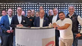 Der Vorstand der neu formierten Elektroinnung Kurpfalz, die Mannheim, Heidelberg, Schwetzingen und Weinheim umfasst, am Maimarktstand.