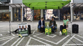 Auf dem grünen Sofa (v.l.): Europaabgeordneter Michael Bloss und Bundestagsabgeordneter Frank Bsirske mit Stadträtin Nina Wellenreuther.