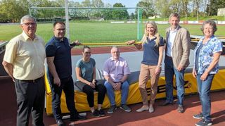 Stolz auf die neue Matte: Günter Bläß (v.l.), Daniel Koch (ICL), Anne Vormwald, Daniel Ziegelmeier, Jessica Erlewein (ICL), Stefan Schmutz, Barbara Scholz.