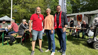 Freuen sich über Sonnenschein zur Kundgebung: DGB-Ortskartellvorsitzender Axel Elfert (v. l.), Oberbürgermeisterin Stefanie Seiler und Festredner Klaus-Peter Hammer, Vorsitzender der Gewerkschaft Erziehung und Wissenschaft Rheinland-Pfalz.