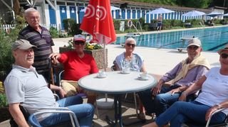 Rudi Kling (3. v. l.) und seine Freunde genießen im Waldschwimmbad auf der Kiosk-Terrasse die Sonne.