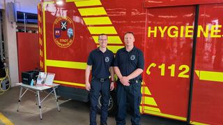 Alexander Neumann und Markus Schütz präsentieren das Hygienefahrzeug der Feuerwehr Lampertheim-Mitte, ein umgerüstetes Postauto.