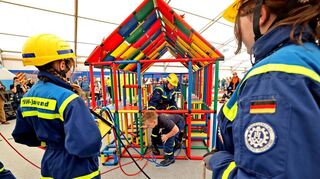 Erst löscht die Jugendfeuerwehr, dann kommt die THW-Jugend mit schwerem Gerät: Übung beim „ Schulterschluss“.