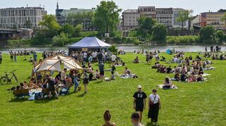 Der „Alter“ ist wieder da: Nach der Eröffnung am Alten Messplatz wurde auf der Neckarwiese nach Kräften gefeiert.
