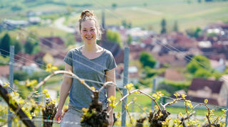 Hanna Nunkesser, Winzerin in der Ausbildung, steht in einem Weinberg. Immer mehr Frauen in Deutschland entscheiden sich, wie Nunkesser, Winzerin zu werden.