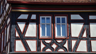 Vorbildlich erhalten, und das seit Generationen, präsentiert sich die Fachwerkwelt in Ladenburg, das als Römerstadt populär ist, aber auch als Mittelalterstadt noch bekannter werden darf. Bild: Fred Hammerschlag