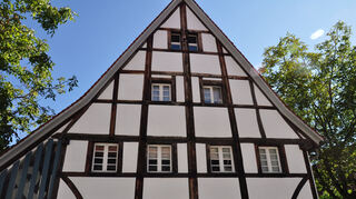 Das älteste Fachwerkhaus in Ladenburg und wahrscheinlich weit darüber hinaus steht seit 1366 (dendrochronologich exakt datiert)  in der Wormster Straße 8. Bild: Fred Hammerschlag