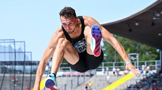 Weitspringer Simon Batz in Aktion