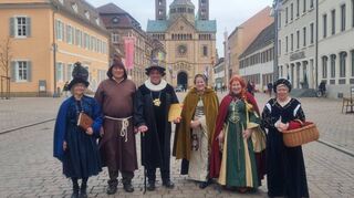 Die historisch gewandeten Stadtführer auf der Maximilianstraße mit Blick auf den Dom. Sie haben allerlei stadthistorische, aber auch viele lustige Geschichten zu erzählen.