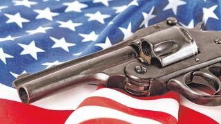 Dass viele Amerikaner ihre Waffen lieben, hängt mit der Siedlungsgeschichte der USA zusammen, sagt unser Gastautor Arthur Landwehr.