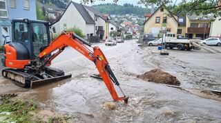 Unwetter Bagger gräbt am Bestbach in Schriesheim-Altenbach.