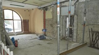 Schritt für Schritt: Das Foto zeigt einen entkernten Raum der Zehntscheune am Donnerstag. Das Projekt des Lampertheimer Stadtumbaus nimmt Fahrt auf.