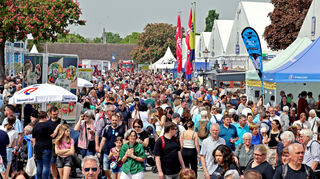 Viele Besucherinnen und Besucher interessieren sich auch 2024 für das Angebot des Mannheimer Maimarkts