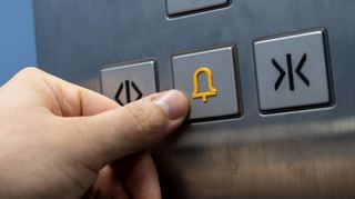 Im Aufzug stecken bleiben, will wohl niemand. Passiert es doch, sollte man zwei Dinge tun: Den Notrufknopf drücken und Ruhe bewahren.