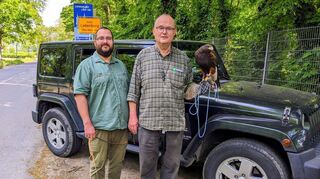 Vorerst bis Dezember sind die Mannheimer Stadtjäger Benjamin Linke (l.) und Ralph Böhm auch mit Dackel Anton und Wüstenbussard Frida in Ladenburg tätig. Das Freibad ist bereits frei von Wildgänsen.