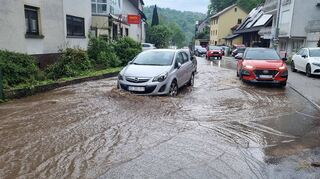 Die Hauptstraße im Schriesheimer Ortsteil Altenbach wurde am Donnerstagnachmittag bei einem heftigen Unwetter überflutet.