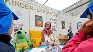 Verlegerin Barbara Waldkirch bei der Lese- und Lauschestunde mit Kindergartenkindern.