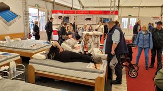Spezialmatratzen sollen gesundheitsfördernden Schlaf sicherstellen und Verspannungen oder Fehlstellungen vorbeugen.
