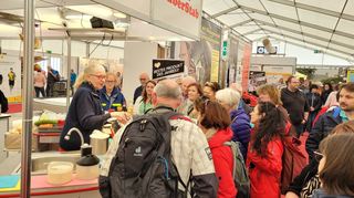 Die vereinzelten Essensstände sind auch in den "Gesund und Fit"-Hallen stets gut besucht.
