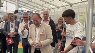 OB Christian Specht (CDU, mitte) hat scihtlich Spaß beim Rätseln. Mitarbeiter Justin Dietzs erklärt ihm, was zu tun ist.