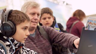 Das vom Bundesamt für Bevölkerungsschutz und Katastrophenhilfe entwickelte Spiel „Max und Flocke: Jagd auf Dr. Superschreck“ zieht Jung und Alt in den Bann.