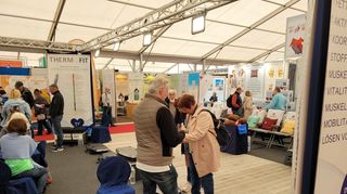 Mit den Vibrationsplatten sollen Muskeln trainiert und Verspannungen bekämpft werden. Mehrere Stände bieten verschiedene Modelle der beliebten Geräte an.