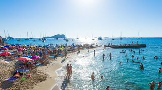 Der Strand Cala Conta auf Ibiza.