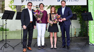 Die MTG Mannheim nutzte den Festakt auch für Ehrungen. Sportvorstand Rüdiger Harksen (l.) und Vereinsvorsitzender Boris Weirauch (r.) zeichneten Bettina Schardt und Lilly Greinert aus.