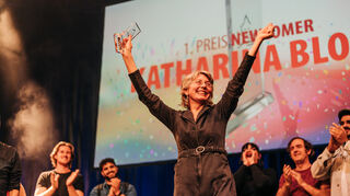 Katharina Block gewinnt beim Mannheimer Comedy Cup in der Kategorie Newcomer.