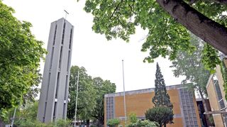 Das Gesamtensemble der Kulturkirche Epiphanias mit Glockenturm und dem Gemeindehaus (rechts), das für Wohnbebauung weichen soll.