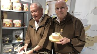 Hauchfein geschabt, entfaltet er sein Aroma optimal: André Burkhalter (re.) und Sebastian Dachs hobeln den Tête de Moine in Halle 6 fachgerecht.