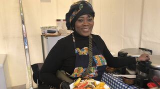 Ein Feuerwerk exotischer Aromen: Desirée Mahob, die Hüterin der afrikanischen Rezepte im Deutschen Fertighauscenter auf dem Mühlfeld.