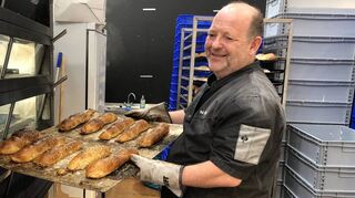 Handwerk zum Greifen nah: Markus Sigle lässt in der Schaubäckerei in Halle 8 schwäbische Seelen ihren Duft verströmen.