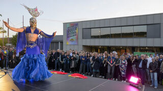 Prince Emrah aus Berlin begeistert das Publikum bei der Eröffnung des „Queer Festivals“ am Freitagabend auf dem Marlene-Dietrich-Platz mit Bauchtanz.