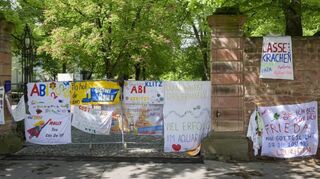 Gute Wünsche an den Mauern der „Elisabeth-von-Thadden“-Schule in Wieblingen: Nun ist das schriftliche Abi vorbei, es darf gefeiert werden.