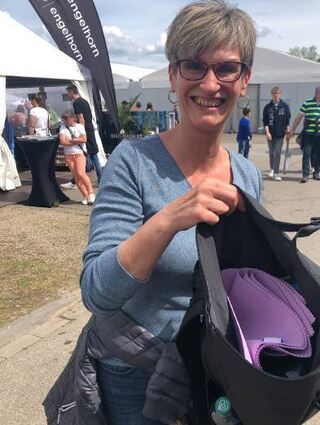 Gaby Schick hat Scheuerlappen und Abfluss-Fee-Duftsteine in der Dutt.