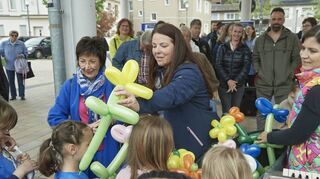 Tag der Städtebauförderung in Bürstadt: Bürgermeisterin Bärbel Schader, Stefanie Reis und Christiane Wybranietz verteilen Luftballons an die Kinder.